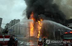 부산 대형 견본주택 화재..극심한 교통체증(종합)