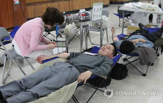 헌혈하는 영광군청 공무원들