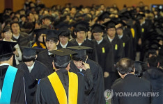 학사모 쓰고 졸업장받는 전교생