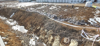 농수로 옆의 매몰지