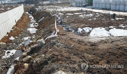 농수로 옆의 매몰지