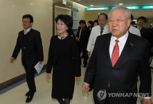 건강검진시설을 둘러보는 진수희 장관