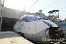 견인되는 탈선 KTX산천 열차