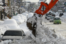 동해안 눈폭탄..제설에도 불편은 계속