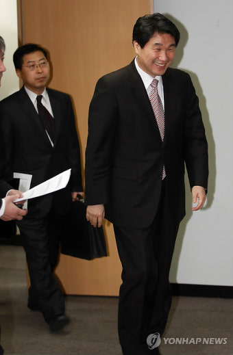 밝게 웃으며 입장하는 이주호 장관
