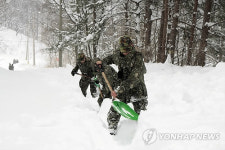 강원 영동 곳곳 눈더미..끝없는 제설ㆍ복구 막막