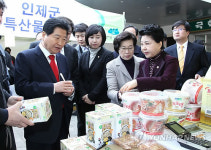 안상수 대표 농산물 판매장 방문