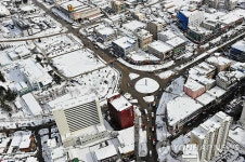 동해안 눈폭탄 5일째..열린 대로.막힌 골목길