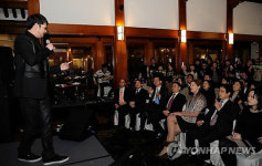 스티븐스 대사, 가수 김태우 관저 초청 콘서트