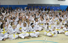 美 공립학교 강당에 울려 퍼진 태권 함성