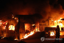 진주 농장서 불..돼지 1천200여마리 소사