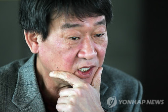 기자간담회하는 학전 김민기 대표