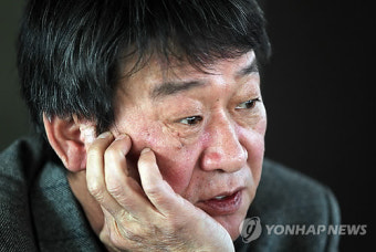 기자간담회하는 학전 김민기 대표