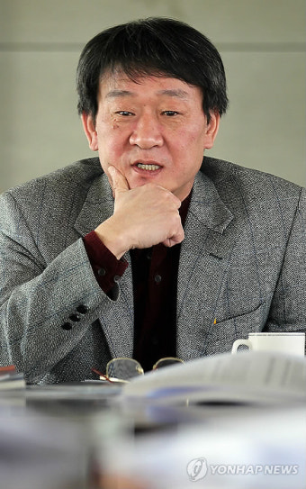기자간담회하는 학전 김민기 대표