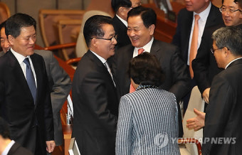 인사받는 박지원 원내대표