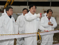 김해 가축 매몰지 점검하는 김두관 지사