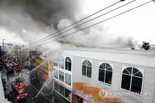 전남대 후문 앞 상가 불..인명피해 없어(종합)