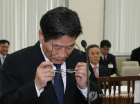 안경 고쳐쓰는 중앙선관위원 후보자