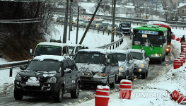 영동지방 또 눈..체증 빚는 7번 국도