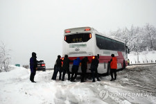 영동지방 또 눈..체증 빚는 미시령