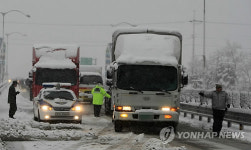 영동지방 또 눈..체증 빚는 미시령