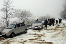 지리산 노고단서 차량 10여대 눈에 고립