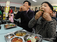 친환경 학교급식 맛 좀 볼까