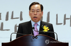기념사 하는 최기의 KB국민카드 사장