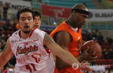 리바운드 잡는 오티스 조지