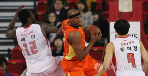 리바운드 잡는 오티스 조지