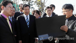 시화문화마을 방문한 손학규