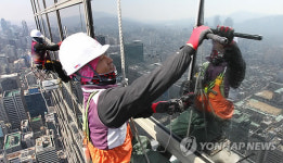 봄맞이 무역센터 외벽 청소