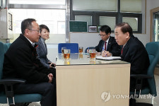 이재오 특임장관 주유소 방문