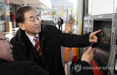 이재오 특임장관 주유소 방문