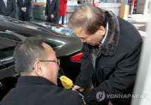 이재오 특임장관 주유소 방문