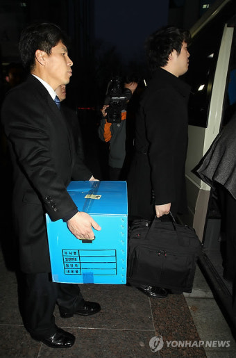 압수수색 물품 옮기는 검찰