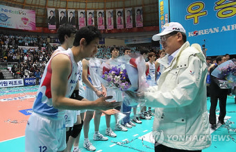 조양호 회장, 정규리그 우승 대한항공 격려