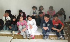 대피훈련하는 백령초교생들
