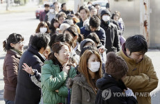 <日 강진> 약국 앞 줄지어선 日 시민들