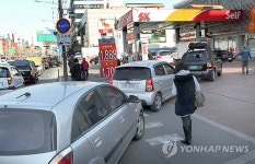 셀프주유소로 향하는 차량들