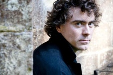 슈베르트는 열망과 절망, 향수 전달하죠