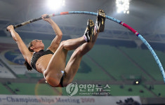 장대지존 이신바예바, 옛스승 품에 안긴다