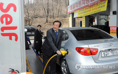 셀프 주유해보는 윤증현