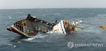 통영 앞바다서 어선 전복..실종자 수색
