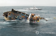 통영 앞바다서 어선 전복..실종자 수색