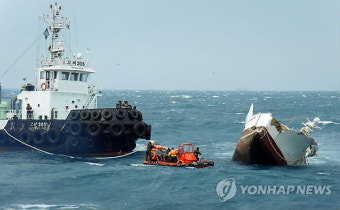 통영 앞바다서 어선 전복..실종자 수색