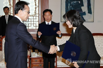 윤석열 대통령, 헌법재판관 김복형 신임 임명장 수여와 이은애 전 헌법재판관 훈장 수여식 개최