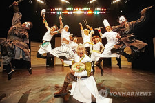 무대를 비벼요...넌버벌 퍼포먼스 `비빔밥 공연