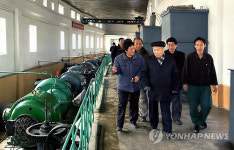 北 최영림 총리, 리현남새전문협동농장 시찰