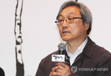 갈매기 연출한 김석만 연출